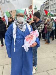 POVORKA U MÜNCHENU: Propalestinski prosvjednici se odjenuli kao liječnici koji nose mrtve bebe POVORKA U MÜNCHENU: Propalestinski prosvjednici se odjenuli kao liječnici koji nose mrtve bebe