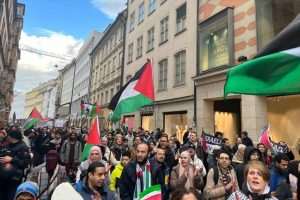 POVORKA U MÜNCHENU: Propalestinski prosvjednici se odjenuli kao liječnici koji nose mrtve bebe POVORKA U MÜNCHENU: Propalestinski prosvjednici se odjenuli kao liječnici koji nose mrtve bebe