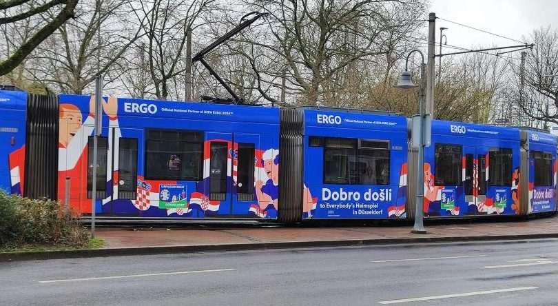 PRED EP U NOGOMETU: Građani Neussa i Düsseldorfa se voze u tramvaju koji je oslikan hrvatskom zastavom i natpisom "Dobro došli" PRED EP U NOGOMETU: Građani Neussa i Düsseldorfa se voze u tramvaju koji je oslikan hrvatskom zastavom i natpisom "Dobro došli"