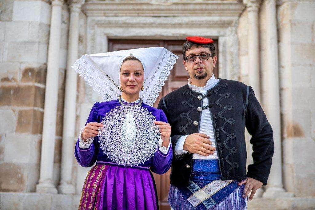 UMJETNOST OBOGAĆUJE ŽIVOT: Kultura je začin života, ona mu daje boju, ritam i sadržaj, a dolazi i u bezbrojnim i raznolikim oblicima događanja kojima obiluje Hrvatska UMJETNOST OBOGAĆUJE ŽIVOT: Kultura je začin života, ona mu daje boju, ritam i sadržaj, a dolazi i u bezbrojnim i raznolikim oblicima događanja kojima obiluje Hrvatska