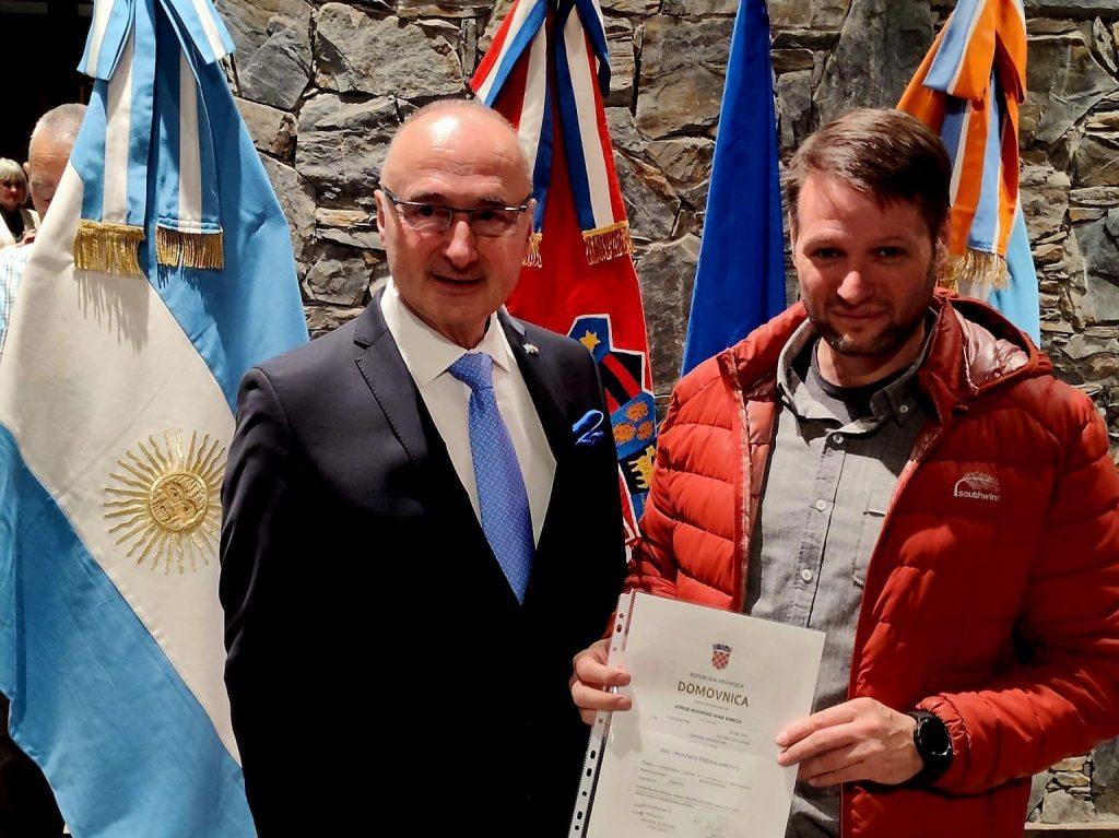 ŠEF HRVATSKE DIPLOMACIJE U ARGENTINI: U Hrvatskom domu u Ushuaiji je uručio hrvatska državljanstva ŠEF HRVATSKE DIPLOMACIJE U ARGENTINI: U Hrvatskom domu u Ushuaiji je uručio hrvatska državljanstva