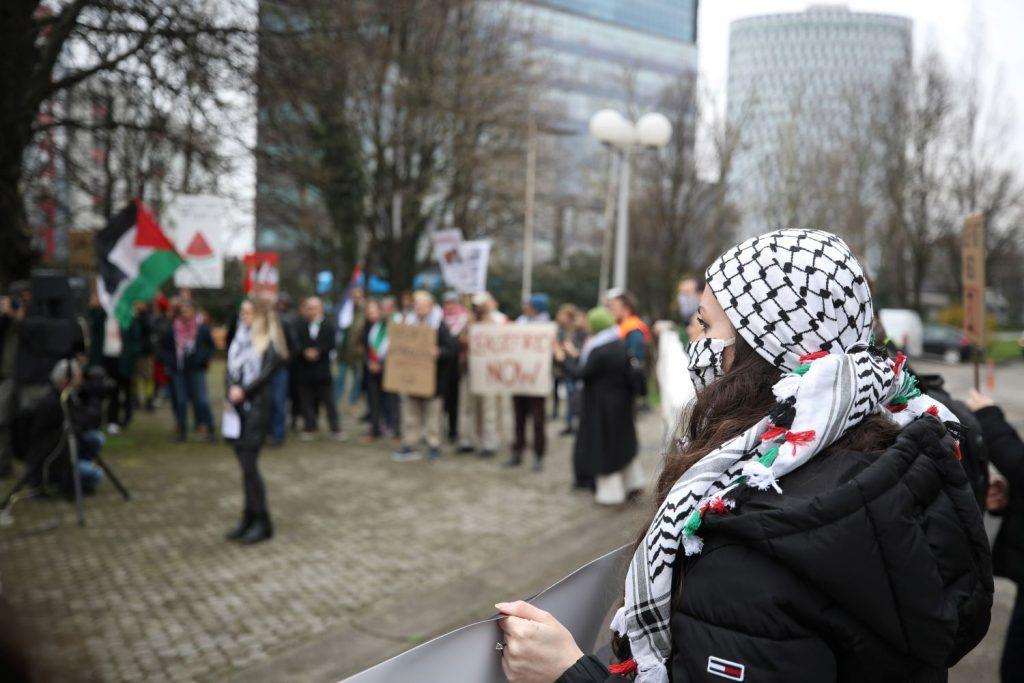 ZAGREB: Ispred izraelskog veleposlanstva održan prosvjed za mir u Gazi Inicijativa za slobodnu Palestinu organizirala je u nedjelju prosvjednu akciju ispred izraelskog veleposlanstva u Zagrebu / Foto: Hina