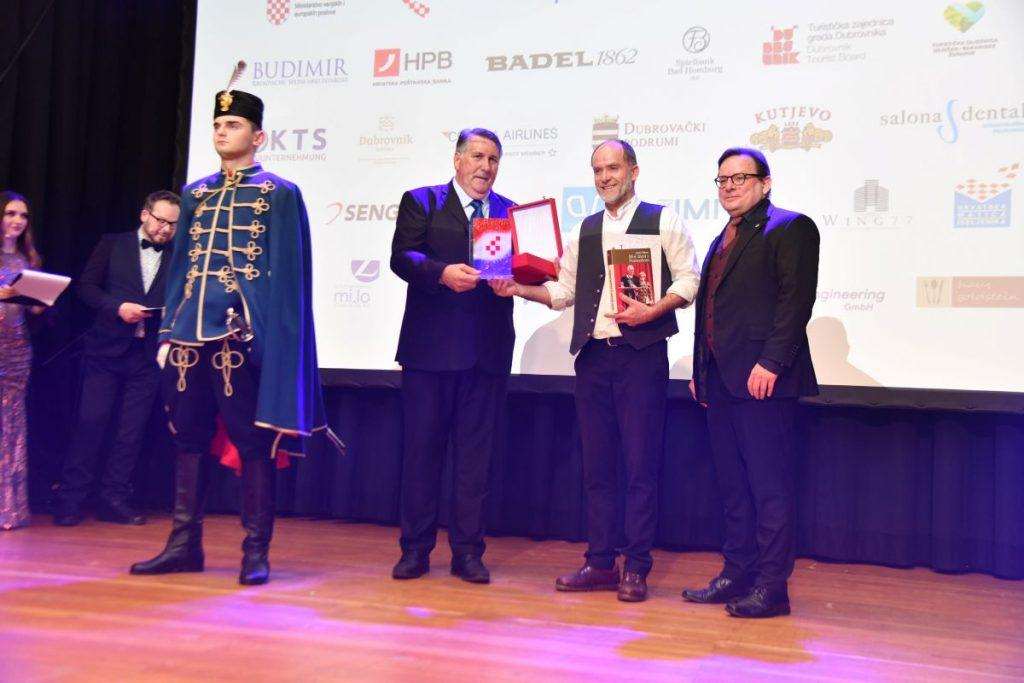 KLAPA TROPLET U GLAZBENOJ PONUDI GRADA ESSLINGENA: Rado bi snimili jedan album s našim pjesmama ili izborom poznatih pjesama KLAPA TROPLET U GLAZBENOJ PONUDI GRADA ESSLINGENA: Rado bi snimili jedan album s našim pjesmama ili izborom poznatih pjesama