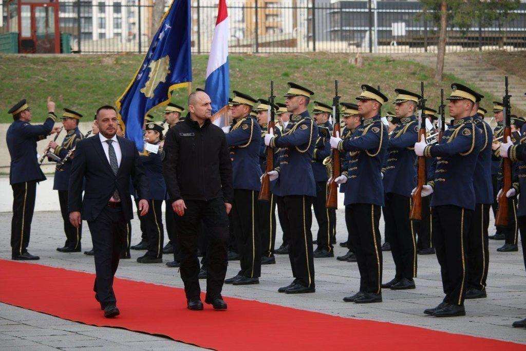 HRVATSKI MINISTAR OBRANE: Hrvatska u potpunosti stoji uz Kosovo i pravo te zemlje na neovisnost Ministar odbrane Kosova Ejup Maqedonci ugostio je ministra odbrane Hrvatske Ivana Anušića / Foto: Anadolu