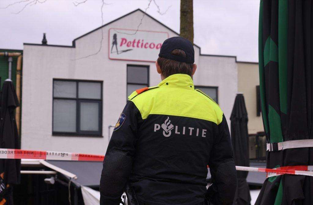 TALAČKA KRIZA OKONČANA: Naoružan eksplozivom zatočio više ljudi u Nizozemskoj, policija ga privela Nizozemski policajac ispred kluba (ILUSTRACIJA) / Foto: Anadolu