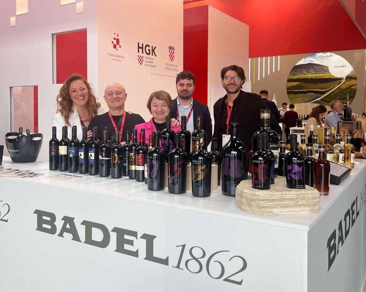 DÜSSELDORF: Na ProWeinu 2024. više od 20 hrvatskih vinara na zajedničkom štandu “Vina Croatia – vina mosaica!” Hrvatski vinari za štandom Badela 1862. / Foto: Fenix (SIM)