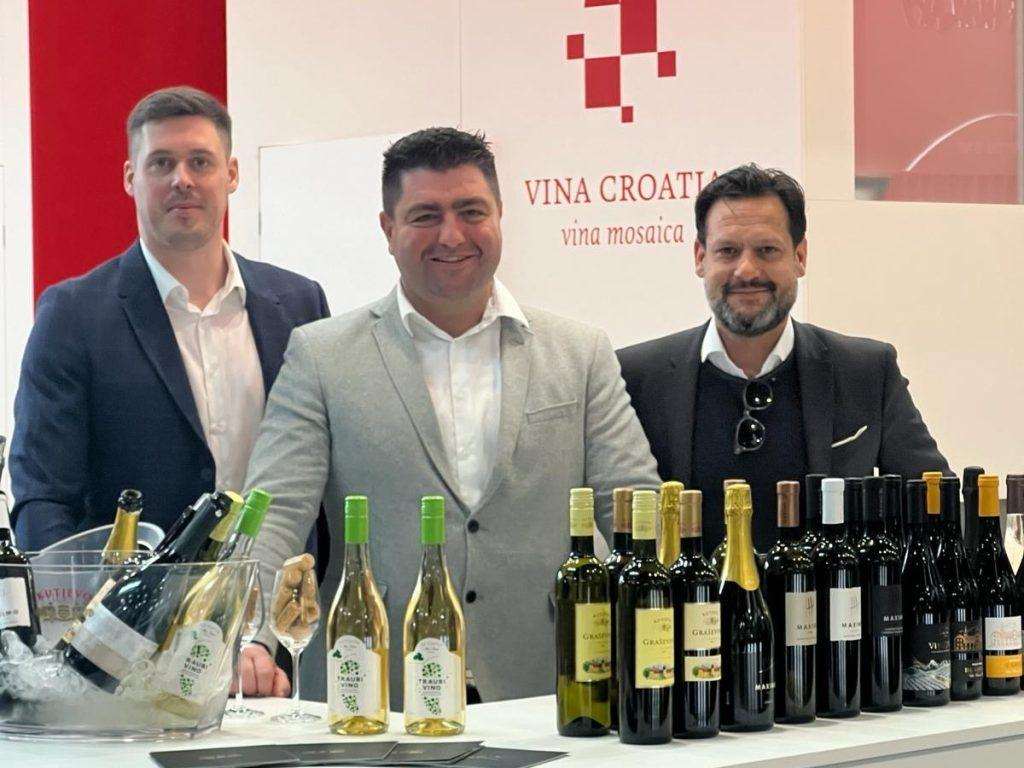 DÜSSELDORF: Na ProWeinu 2024. više od 20 hrvatskih vinara na zajedničkom štandu “Vina Croatia – vina mosaica!” Hrvatski vinari za štandom vinarije Kutjevo d.d. / Foto: Fenix (SIM)