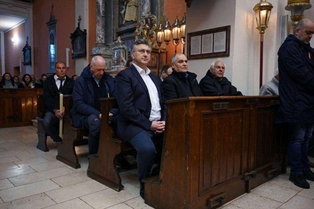 PLENKOVIĆ U NOĆNOJ PROCESIJI „ZA KRIŽEN“ NA HVARU: „Uvijek je zadovoljstvo doći na početku trodnevlja i pripremiti se za Uskrs“ Predsjednik Vlade RH Andrej Plenković sudjelovao je na Veliki Četvrtak u procesiji Za križen u Svirču, na otoku Hvaru / Foto: Hina