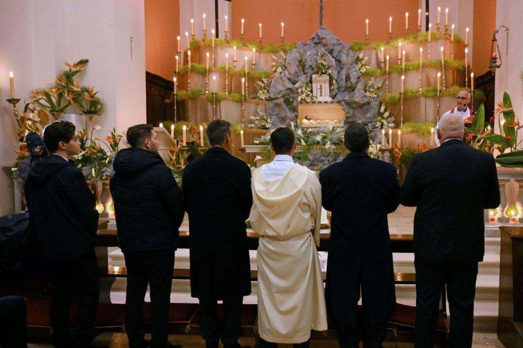 PLENKOVIĆ U NOĆNOJ PROCESIJI „ZA KRIŽEN“ NA HVARU: „Uvijek je zadovoljstvo doći na početku trodnevlja i pripremiti se za Uskrs“ Procesija Za križen u Svircu na Hvaru / Foto: Hina