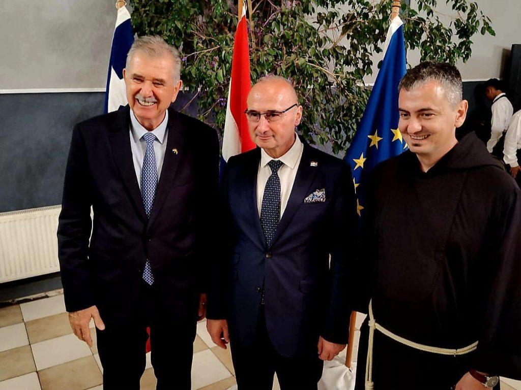 Ministar Gordan Grlić Radman s Hrvatima u Čileu / Foto: MVEP