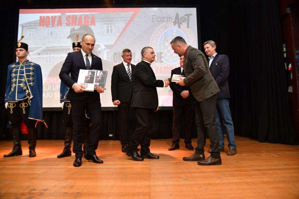Autor je knjigu darovao ministru Ivanu Anušiću i mons. Nikoli Eteroviću / Foto: Fenix (Željko Tutnnjević)