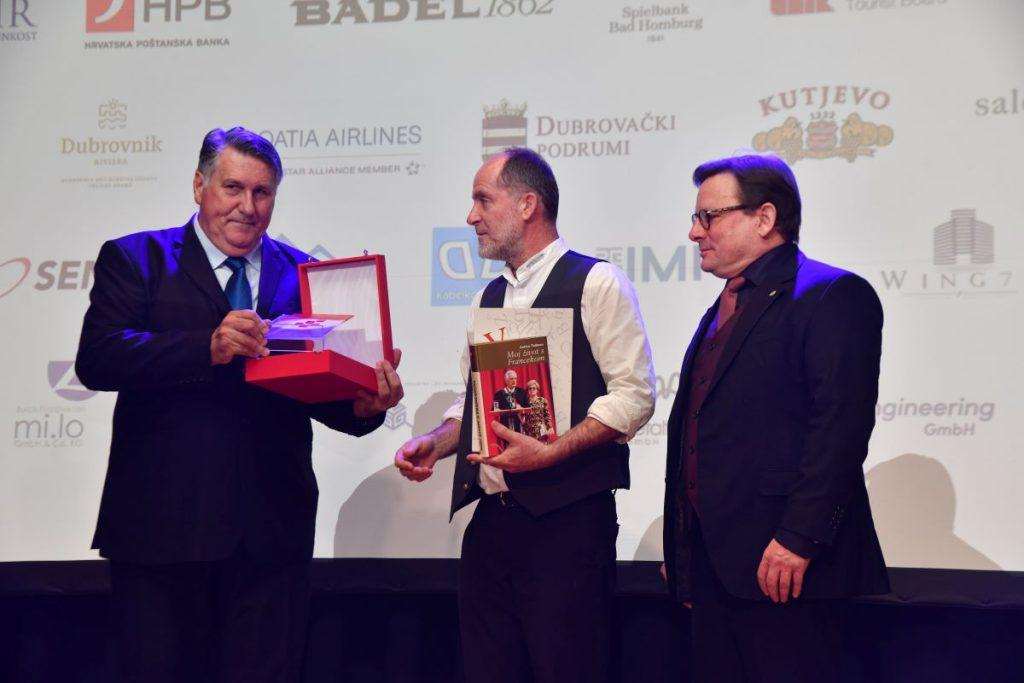 KLAPA TROPLET U GLAZBENOJ PONUDI GRADA ESSLINGENA: Rado bi snimili jedan album s našim pjesmama ili izborom poznatih pjesama KLAPA TROPLET U GLAZBENOJ PONUDI GRADA ESSLINGENA: Rado bi snimili jedan album s našim pjesmama ili izborom poznatih pjesama