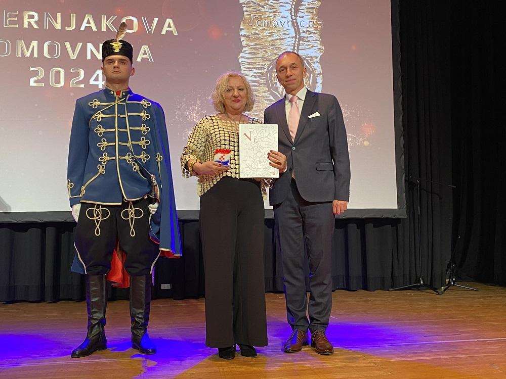 PRIZNANJE U PRAVO VRIJEME I U PRAVE RUKE: Hrvatska kulturno-umjetnička i sportska zajednica Berlin izražava ponos i zahvalnost dobitkom priznanja Večernjakove Domovnice 2024. Na slici Karmen Meić / Foto: Sonja Breljak