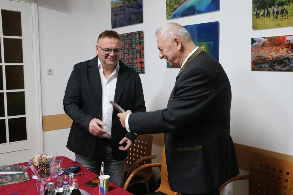 LJUBINKU ŠIPURI U MÜNCHENU URUČENA VEČERNJAKOVA DOMOVNICA: Dok je trajao izbor čak su i načelnik i ravnatelj škole u BiH pozivali na glasovanje Ljubinko Šipura i generalni konzul RH u Münchenu / Foto: Fenix (Marija Lovrić Holenda)