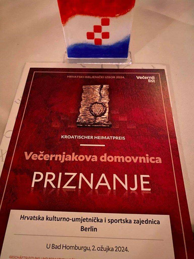 PRIZNANJE U PRAVO VRIJEME I U PRAVE RUKE: Hrvatska kulturno-umjetnička i sportska zajednica Berlin izražava ponos i zahvalnost dobitkom priznanja Večernjakove Domovnice 2024. Večernjakova domovnica priznanje/ Foto: Sonja Breljak