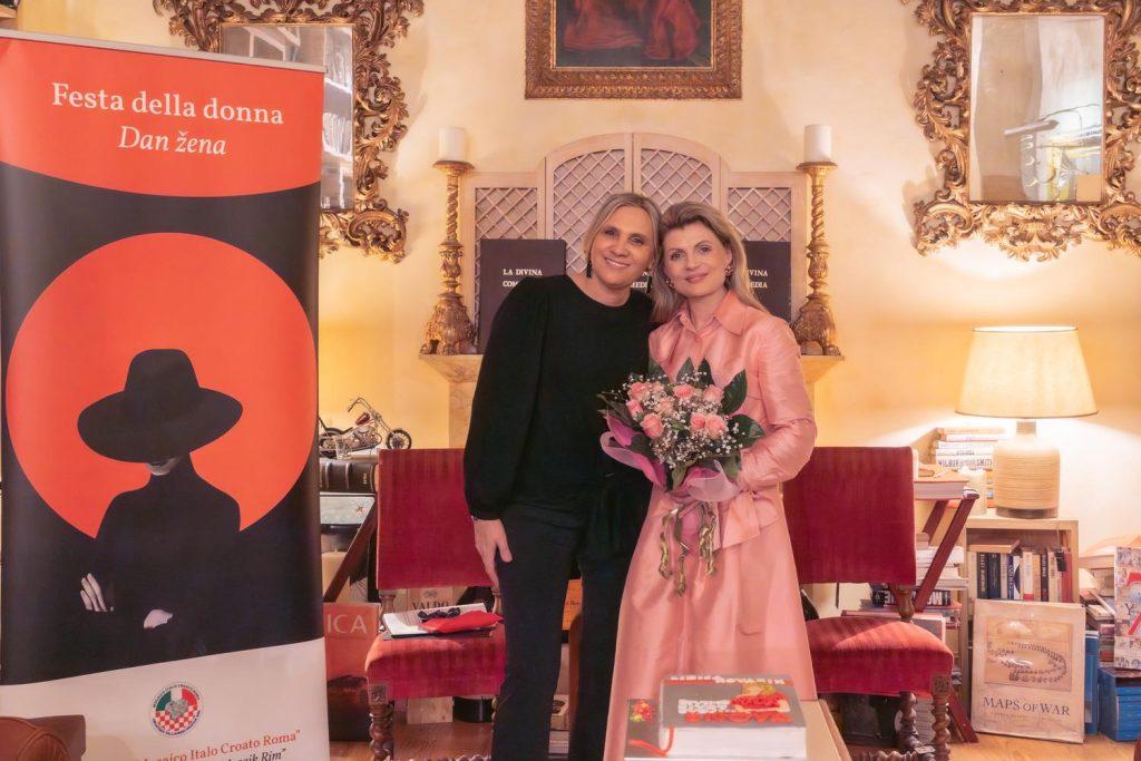U RIMU ODRŽANA PROMOCIJA KNJIGE "ŽIVIMO ŽIVOT SVOJIH SNOVA": Autorica Lidija Kovařík oduševila Hrvatice iz Italije Zrinka Bačić i Lidija Kovařík / Foto: Fenix (MIC)