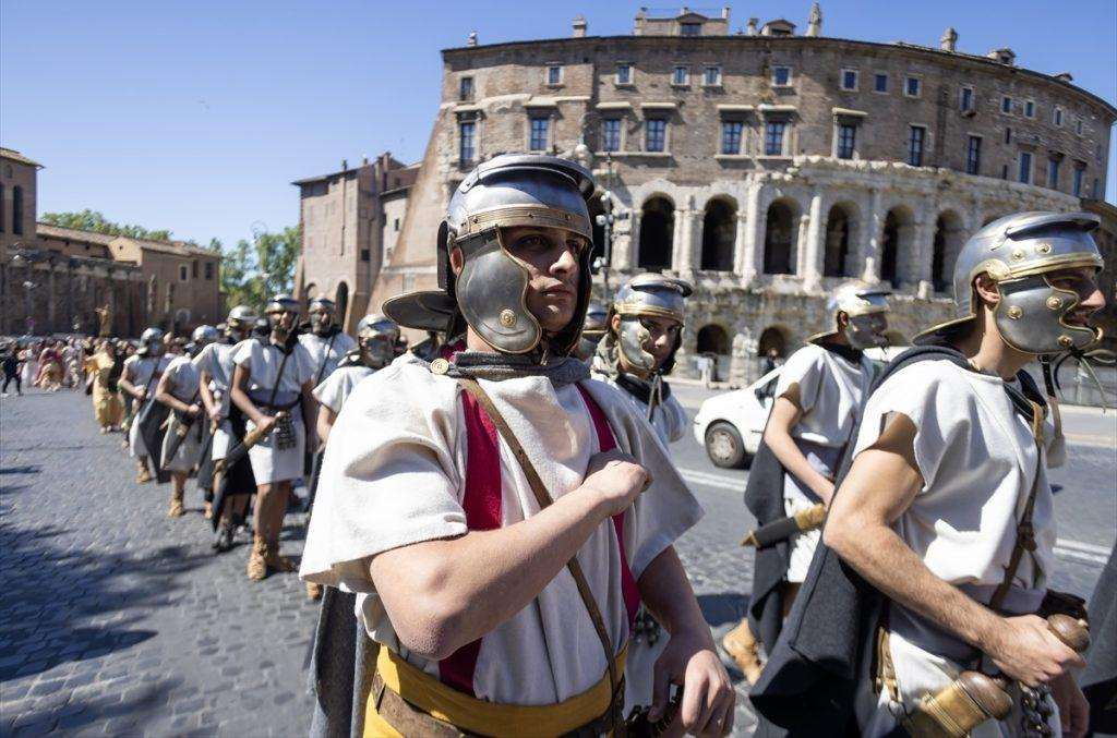 SVEČANO U VJEČNOM GRADU: Paradom i nastupom gladijatora obilježen 2777. rođendan Rima Paradom obilježen 2777. rođendan Rima / Foto: Anadolu