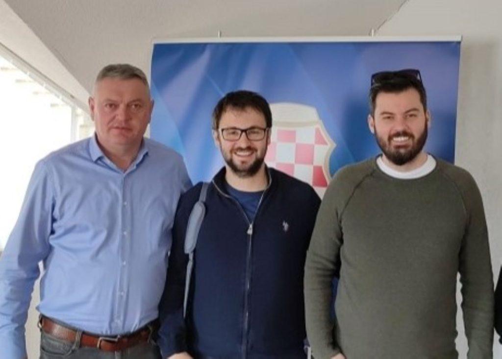 BUŠKOBLATSKA SELA PROTIV MATE RIMCA: Nakon 30.000 kvadrata kupljenih za jednu marku po kvadratu, tvrtka Continental Adventure pod pritiskom mještana odustala od koncesije od 470.000 kvadrata BUŠKOBLATSKA SELA PROTIV MATE RIMCA: Nakon 30.000 kvadrata kupljenih za jednu marku po kvadratu, tvrtka Continental Adventure pod pritiskom mještana odustala od koncesije od 470.000 kvadrata