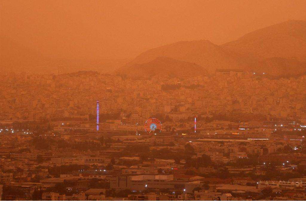 NESVAKIDAŠNJA NEZDRAVA POJAVA: Nebo iznad Atene obojano narančastom bojom pustinjske prašine iz Afrike Nebo iznad Atene obojano narančastom bojom pustinjske prašine iz Afrike / Foto: Anadolu