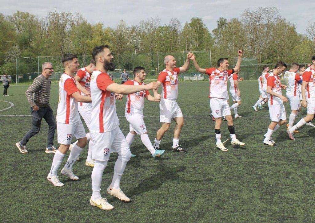 URAGANSKA ZAVRŠNICA CROATIJE BONN: Gubili 4:0 i 5:2, a onda u zadnjih 10 minuta zabili 3 pogotka za konačnih 5:5 Slavlje igrača Croatije Bonn / Foto: Fenix (N. Markić)