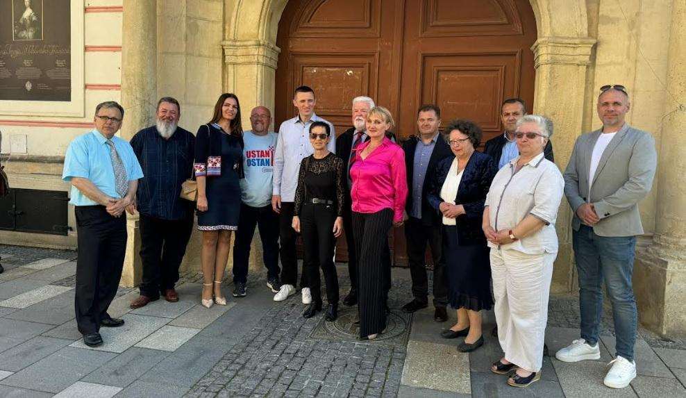 KAMPANJA: Predstavljena lista za III. izbornu jedinicu: Moramo reći dosta i probuditi duh ponosne Hrvatske KAMPANJA: Predstavljena lista za III. izbornu jedinicu: Moramo reći dosta i probuditi duh ponosne Hrvatske