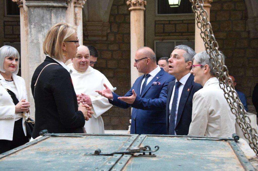 MINISTRI GRLIĆ RADMAN I CASSIS U DUBROVNIKU: Hrvatska i Švicarska podržavaju Ukrajinu i osuđuju rusku agresiju Ministar vanjskih i europskih poslova Gordan Grlić Radman obišao je u petak sa švicarskim kolegom Ignaziom Cassisom dominikanski samostan u Dubrovniku / Foto: Hina