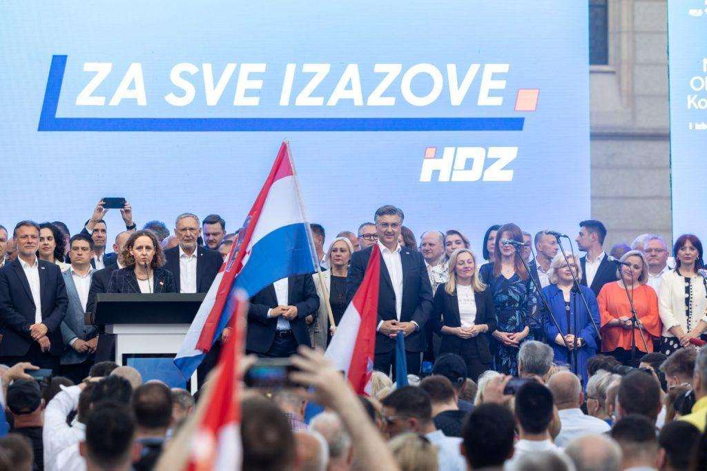 PLENKOVIĆ UVJEREN U POBJEDU: Pobijedit ćemo tako uvjerljivo da nas nitko neće moći ucjenjivati Predizborni skup HDZ-a u Zagrebu / Foto: Hina