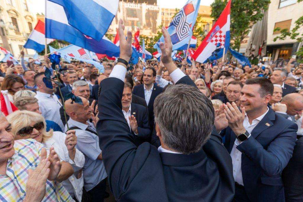 PLENKOVIĆ UVJEREN U POBJEDU: Pobijedit ćemo tako uvjerljivo da nas nitko neće moći ucjenjivati Predizborni skup HDZ-a u Zagrebu / Foto: Hina
