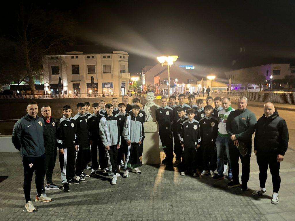 HRVATI IZ NJEMAČKE U NIKAD JAČEM SASTAVU: Među 16 momčadi na Memorijalu Vukovarskih branitelja i izabrana vrsta HSK Njemačka Izabrana vrsta mladih U-14 igrača Hrvata iz Njemačke u Vukovaru / Foto: Fenix (SIM)
