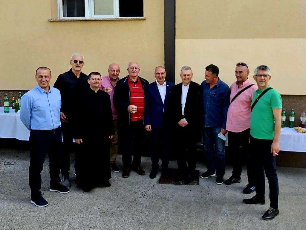 Zajednička fotografija sa varaždinskim biskupom u miru mons. Josipom Mrzljakom