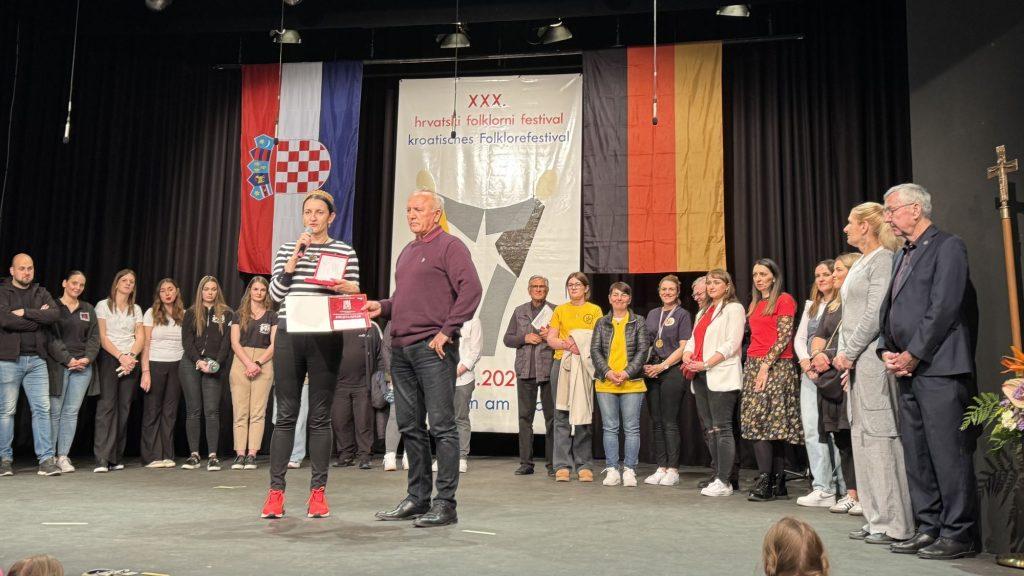 TANJA MALEŠ-KRZNAR IZ DUISBURGA: Počeli smo prije 21 godinu s 12 majki..., nismo imali ništa, ali imali smo nešto nevidljivo zbog čega i danas trajemo TANJA MALEŠ-KRZNAR IZ DUISBURGA: Počeli smo prije 21 godinu s 12 majki..., nismo imali ništa, ali imali smo nešto nevidljivo zbog čega i danas trajemo