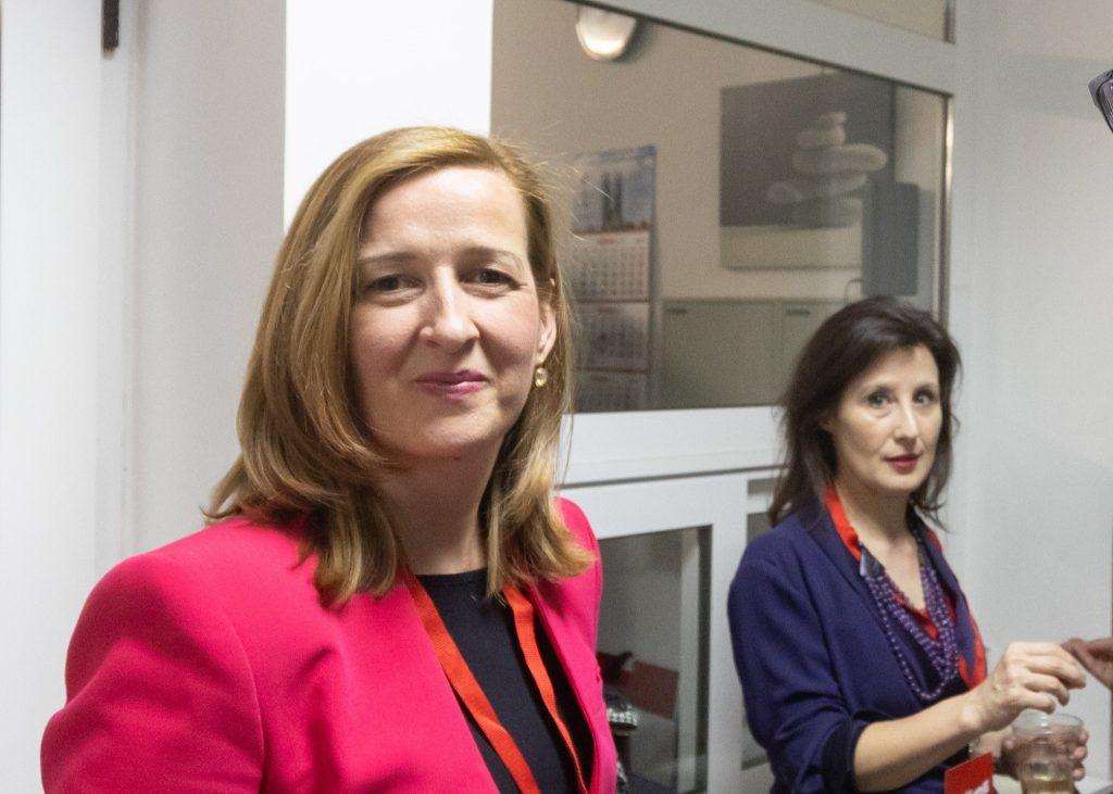 MIRELA AHMETOVIĆ OPTIMISTIČNA: Očekujem pobjedu i Vladu na čelu s Milanovićem Mirela Ahmetović i Dalija Orešković na dočeku rezultata parlamentarnih izbora u stožeru koalicije Rijeke pravde / Foto: Hina