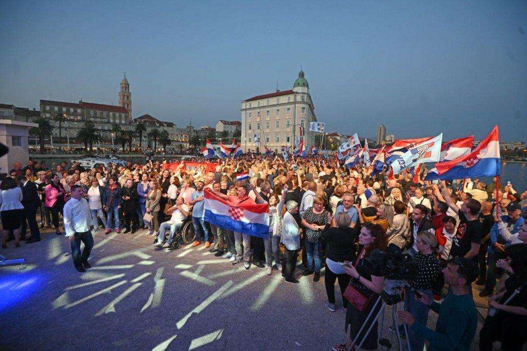 PLENKOVIĆ SA PREDIZBORNOG U SPLITU: Milanović gura Hrvatsku i hrvatski narod u 'Ruski svijet' Predizborni skup HDZ-a u Spitu / Foto: Hina