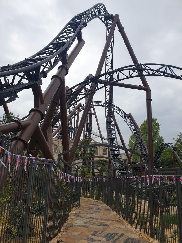 OTVOREN SPEKTAKULARAN ROLLERCOASTER „VOLTRON NEVERA“ U NAJPOZNATIJEM ZABAVNOM PARKU U NJEMAČKOJ: S duljinom od 1385 metara, 21 zavoja i maksimalnom brzinom od 90 km/h, ovaj rollercoaster obara sve rekorde