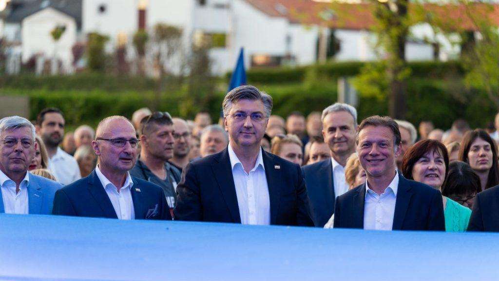 Andrej Plenković s kandidatima HDZ-a u 2. izbornoj jedinici pred predizborni skup u Sesvetama / Foto: IS HDZ