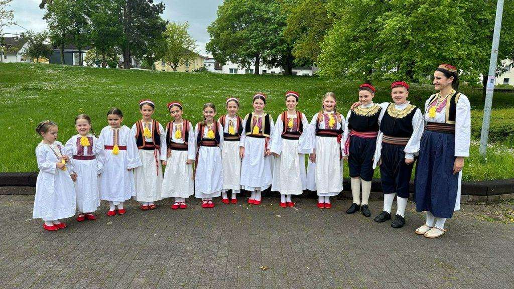 VELIK BROJ MLADIH HRVATA NA JEDNOM MJESTU: 30. Hrvatski folklorni festival u Njemačkoj okupio 13 folklornih društava Djeca FS Adria Duisburg sa voditeljicom Tanjom Maleš - Krznar / Foto: Fenix (SIM)