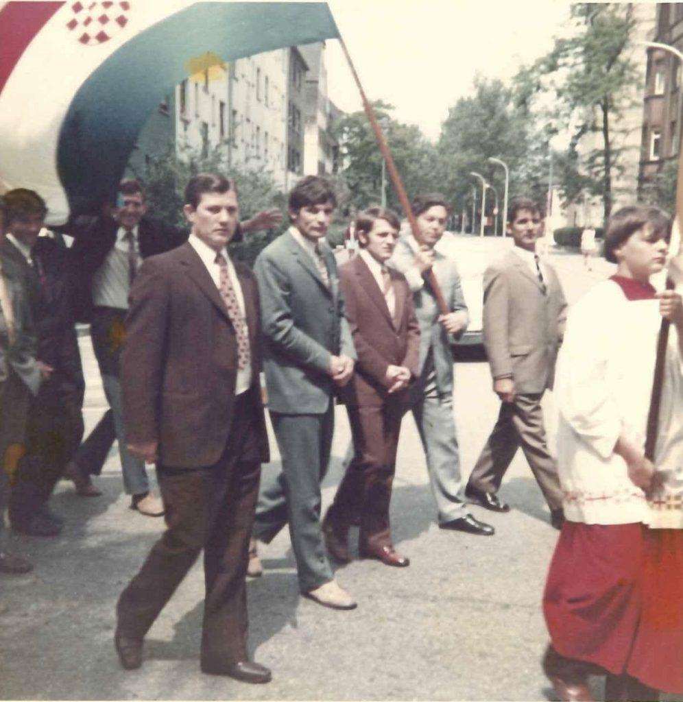 IVAN LOZO: Nepoznata uloga Ujedinjenih Hrvata Europe kod međunarodnog priznanja RH (4) Vicko Vice Vrdoljak u procesiji sa hrvatskom trobojnicom / Foto: Fenix (Ob.A.)