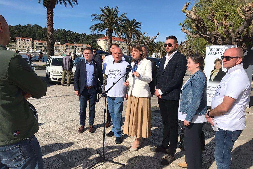 NAKON OBILASKA 5 HRVATSKIH ŽUPANIJA: Karolina Vidović Krišto pozvala birače da „pobjede nepravdu i korupciju zajedno“ Predizborni skup u Makarskoj / Foto: OiP