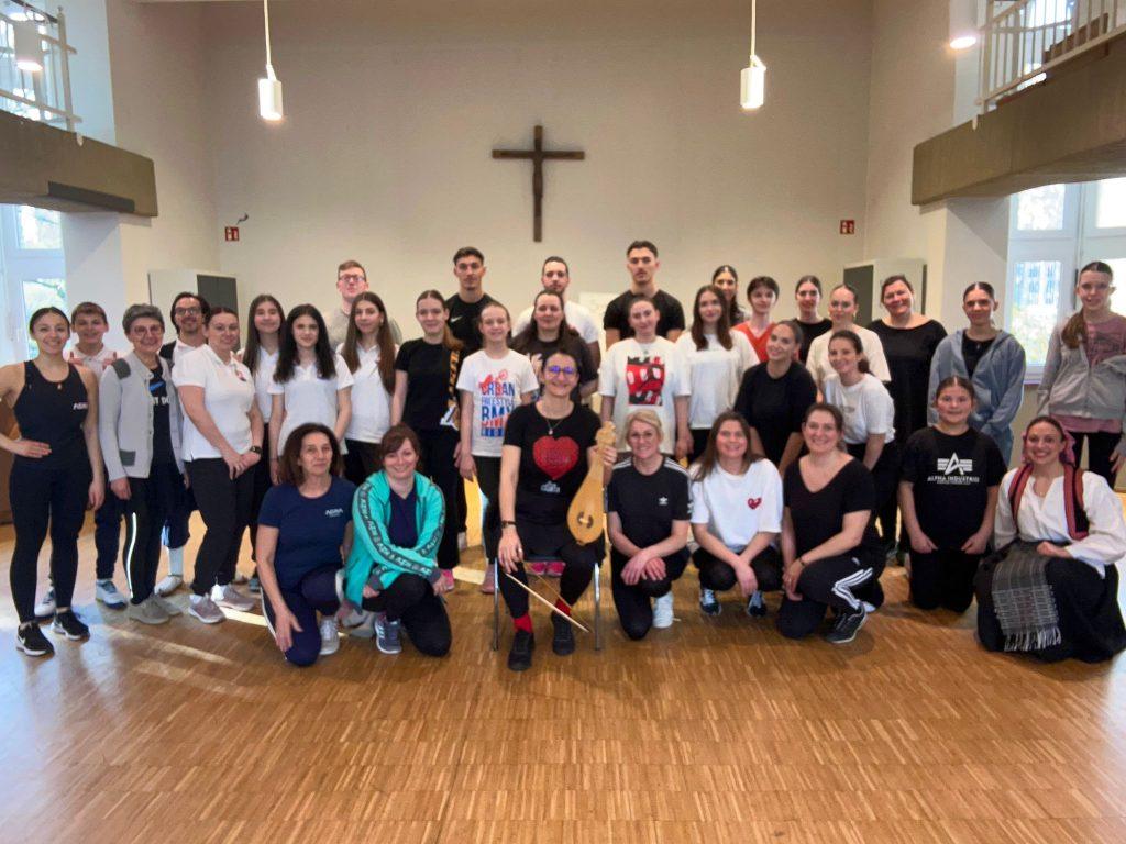 TANJA MALEŠ-KRZNAR IZ DUISBURGA: Počeli smo prije 21 godinu s 12 majki..., nismo imali ništa, ali imali smo nešto nevidljivo zbog čega i danas trajemo Folklorna skupina ADRIA Duisburg / Foto: Fenix (privatni arhiv FS)