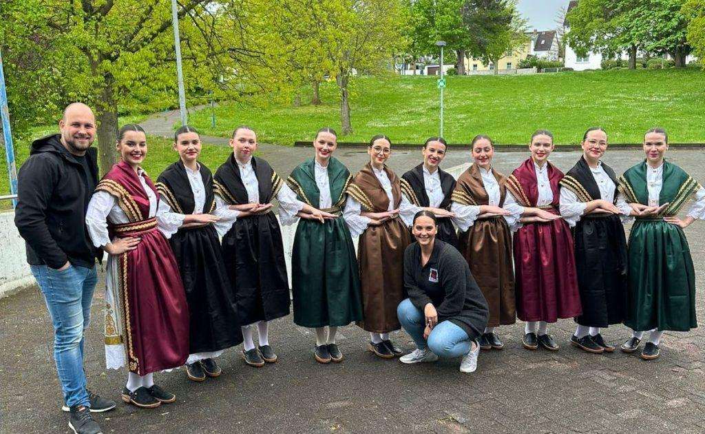 VELIK BROJ MLADIH HRVATA NA JEDNOM MJESTU: 30. Hrvatski folklorni festival u Njemačkoj okupio 13 folklornih društava VELIK BROJ MLADIH HRVATA NA JEDNOM MJESTU: 30. Hrvatski folklorni festival u Njemačkoj okupio 13 folklornih društava