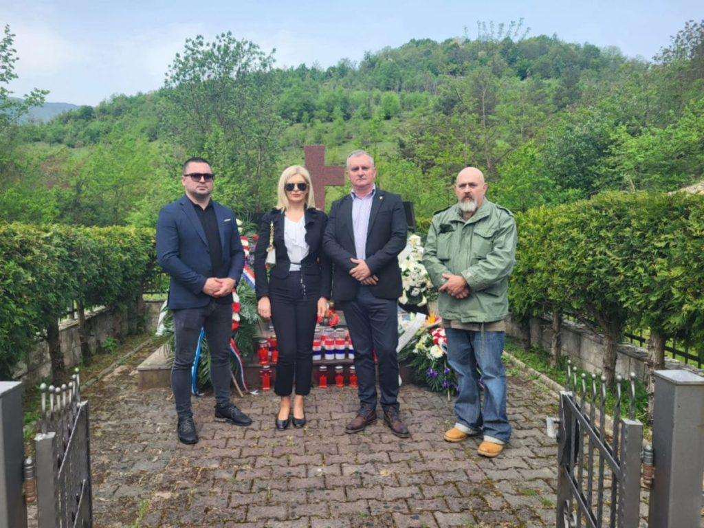NAJMLAĐA ŽRTVA IMALA JE SAMO 2 GODINE: Izaslanstvo HSS BiH u Trusini kod Konjica položilo vijence u spomen na žrtve neviđenog zločina nad Hrvatima Izaslanstvo HSS BiH / Foto: Fenix