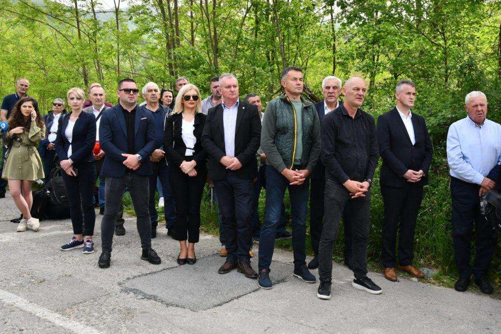 NAJMLAĐA ŽRTVA IMALA JE SAMO 2 GODINE: Izaslanstvo HSS BiH u Trusini kod Konjica položilo vijence u spomen na žrtve neviđenog zločina nad Hrvatima NAJMLAĐA ŽRTVA IMALA JE SAMO 2 GODINE: Izaslanstvo HSS BiH u Trusini kod Konjica položilo vijence u spomen na žrtve neviđenog zločina nad Hrvatima