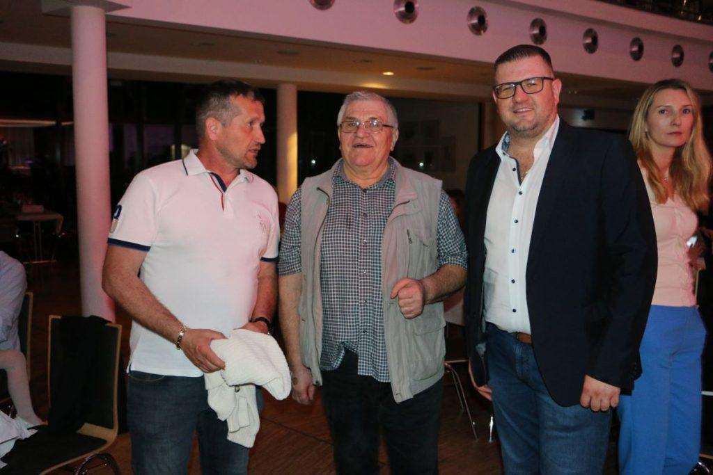 (FOTO i VIDEO) 50. OBLJETNICA FS "FRA FILIP GRABOVAC" IZ MAINZA: Okupili se mladi Hrvati iz cijele Njemačke, odlična zabava potrajala do dugo u noć Marijan Parlov (u sredini) sa sinom Brunom (prvi desno) / Foto: Fenix (MD)