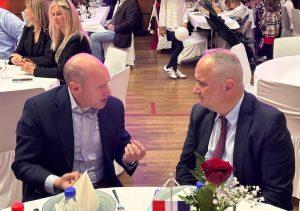 RIČIČKA NOĆ 2024.: Klapa Rišpet i Alen Nižetić do kasno u noć pjevali iseljenim Hrvatima iz Frankfurta i cijele Njemačke Ministar Hessena Manfred Pentz i veleposlanik Gordan Bakota na Ričičkoj noći / Foto: Fenix (SIM)