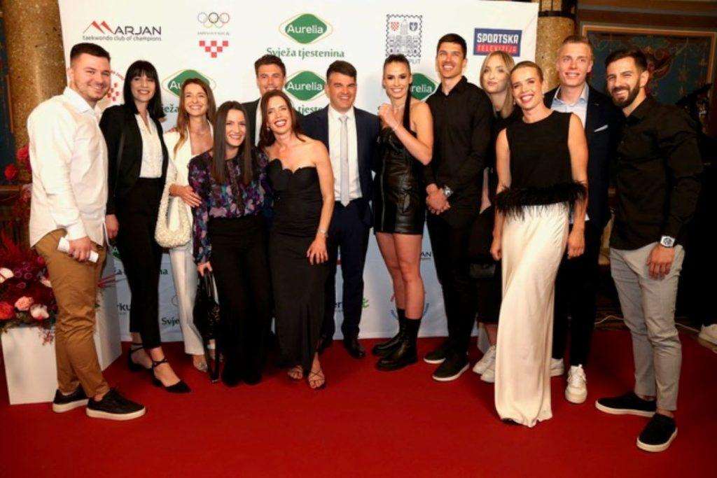 SPLIT: Više od 550 gledatelja na premijeri filma o sportskom fenomenu koji je Hrvatskoj osigurao 131 medalju Zajednička fotografija nakon premijere filma o Toniju Tomasu / Foto: Fenix (Ante Bilić)