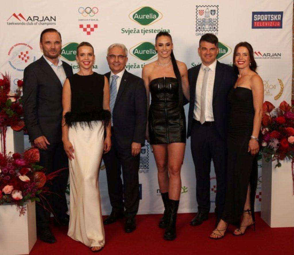 SPLIT: Više od 550 gledatelja na premijeri filma o sportskom fenomenu koji je Hrvatskoj osigurao 131 medalju Zajednička fotografija nakon premijere filma o Toniju Tomasu / Foto: Fenix (Ante Bilić)