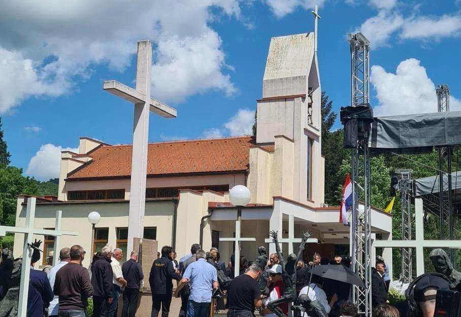 MACELJ: Vjernici su se okupili da bi odali počast žrtvama Blajburške tragedije, molili za mir i oproštenje grijeha ubojica i žrtava Komemoracija žrtvama Bleiburške tragedije i Hrvatskog križnog puta / Foto: Fenix (SIM)