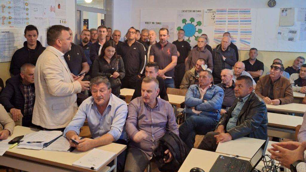 SUGLASJE MJEŠTANA: Stanovništvo buškoblatskog i zavelimskog kraja protiv izgradnje novih vjetrenjača, solara i dalekovoda Učionica osnovne škole Kazaginac bila je pretijesna za primiti sve zainteresirane / Foto: ZZIBK