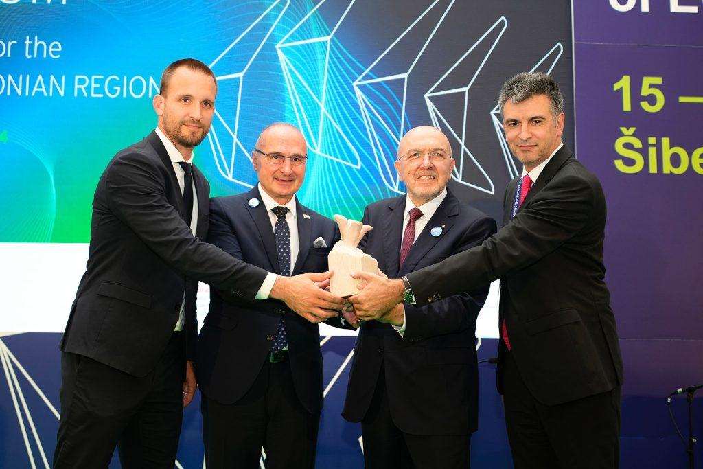 GRLIĆ RADMAN: Hrvatska će poticati suradnju u jadransko-jonskoj regiji Hrvatski ministar Gordan Grlić Radman sa sudionicima Foruma EUSAIR u Šibeniku / Foto: Fenix (MVEP)