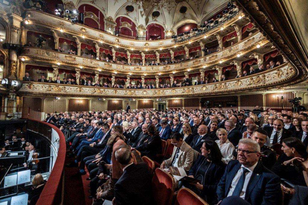 PLENKOVIĆ S GOVORNICE HNK: 30. svibnja 1990. dogodio se povijesni čin kojim je hrvatski narod ponovno počeo samostalno odlučivati o svojoj sudbini Proslava Dana državnosti 2024. u HNK u Zagrebu / Foto: Hina